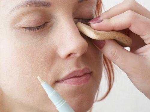 De que a la mujer las ojeras oscuras