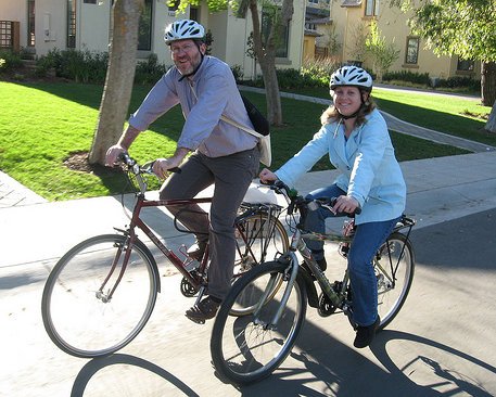 Andar en bicicleta te ayudará a perder y controlar ese peso que tanto quieres