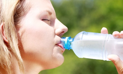 ¿Ayuda el agua a perder peso?