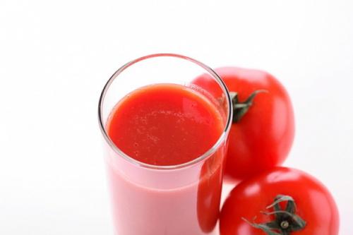 Bebe jugo de tomate para tener unos huesos sanos