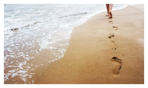 Beneficios de caminar descalzo por la playa