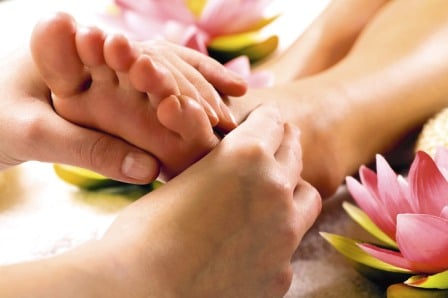 Cómo dar un masaje en los pies