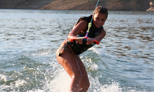 Cuatro deportes de agua impresionante para las amantes de la aventura