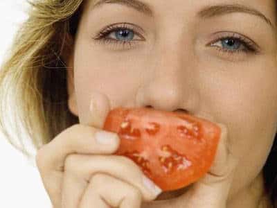 Cuida tu cara con una máscara facial de tomate