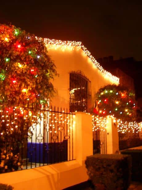 Decora con luces navideñas el exterior de tu casa