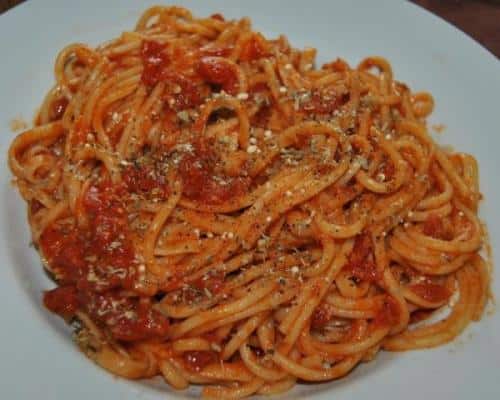 Espaguettis con salsa napolitana