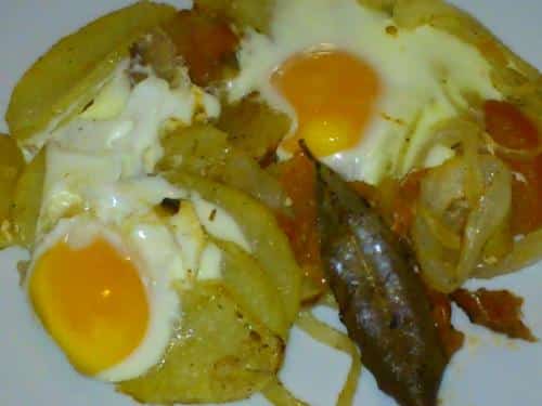 Huevos con patatas al horno