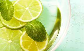 Los beneficios de beber agua de limón a diario