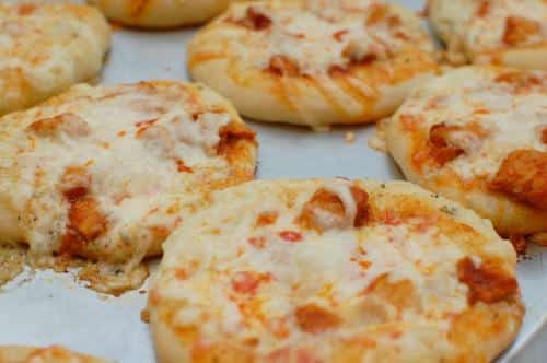 Mini-Pizzas Caseras: El aperitivo más sabroso.