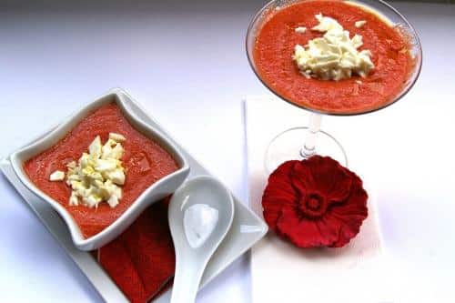 Sopa fría de tomate con albahaca