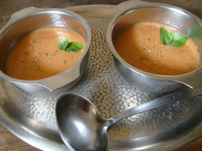 Sopa fría de tomate con almendras