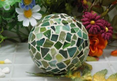 Una bonita esfera hecha con mosaicos de vidrio