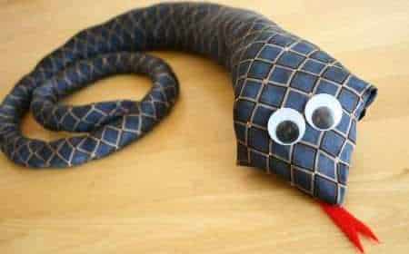 Una corbata transformada en serpiente