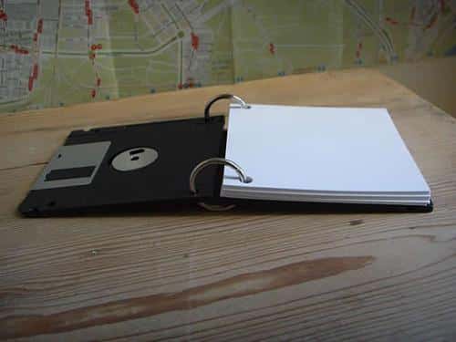 Una útil libreta de notas hecha con disquetes