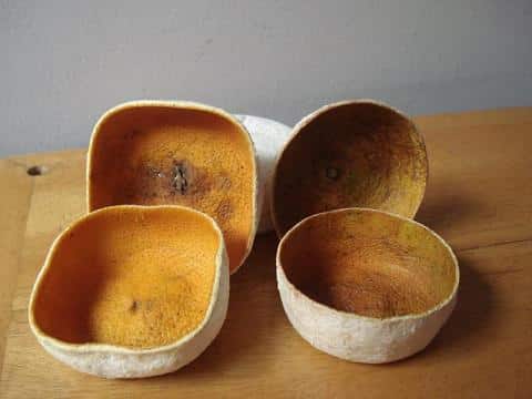 Unas originales cajas hechas con `piel de naranjas