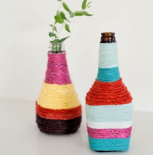 Unas vistosas botellas decoradas con cuerda
