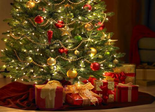 Varios looks distintos para decorar tu árbol de Navidad