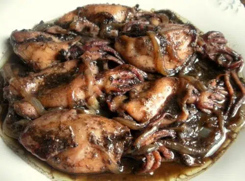 Calamares guisados con cebolla