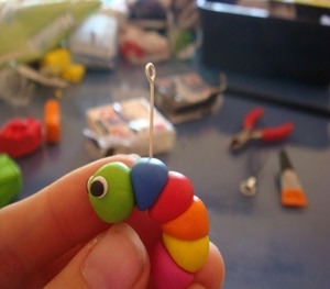 Colgador con un gusanito de colores