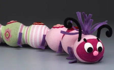 Cómo hacer una divertida oruga con un calcetín