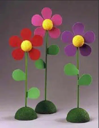 Cómo hacer unas flores con fieltro y cocos