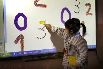 Las pizarras electrónicas; una buena idea para el aprendizaje de tus hijos.