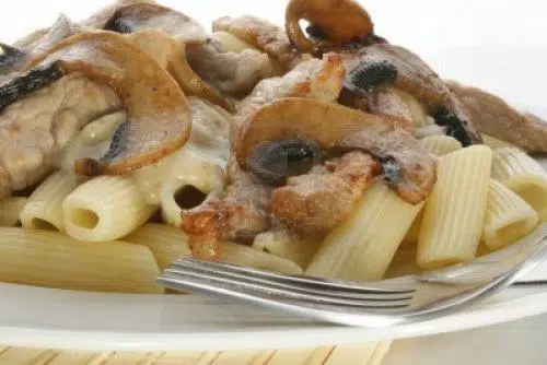 Macarrones con paté y champiñones