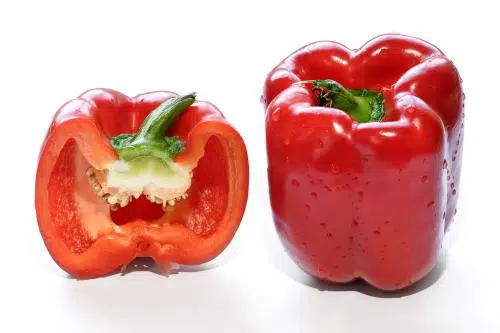 Nuestro entrante ligero: Tostas de pimiento rellenas de atún y queso.