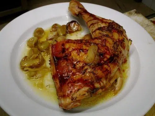 Pollo con salsa de uvas