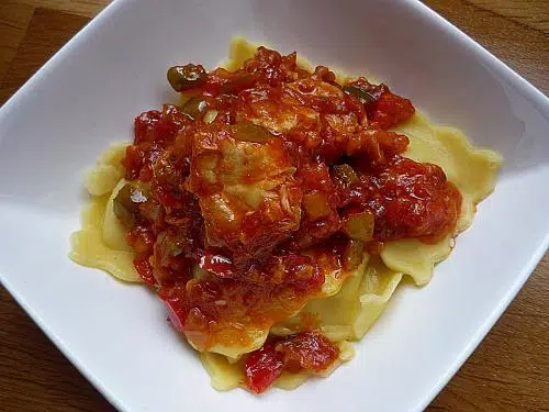 Raviolis de carne con pimientos asados