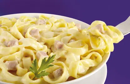 Tallarines con jamón cocido