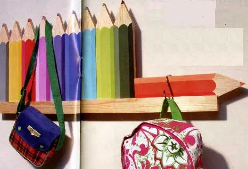 Un alegre perchero con la forma de lápices de colores
