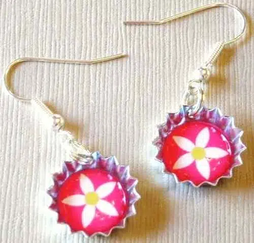 Unos bonitos pendientes con chapas de botellines